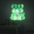 Sticker mural phosphorescent avec un éléphant lisant des livres pour chambre d'enfant - Vert / 30x30cm