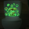Adesivi di funghi luminosi che brillano di verde su un serbatoio del WC nel buio - 24x24cm / Verde Luminoso