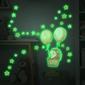Sticker mural lumineux avec hérisson en montgolfière et étoiles phosphorescentes - Lueur Verte (MG-YP013)