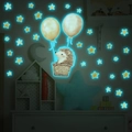 Sticker mural phosphorescent montrant un hérisson en montgolfière avec des étoiles - Lueur Bleue (MG-YP013)