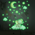 Leuchtende Wandtattoo mit schlafendem Elefanten, Mond und Sternen für Kinderzimmer Deko - Grünes Leuchten (MG-YP004)