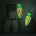 Adesivi murali carota cartone animato luminescenti per decorazione bagno e toilette - 24x24cm / Verde