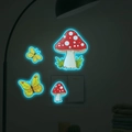Lichtgevende muurstickers met paddenstoelen en vlinders die oplichten in de nacht - 13*17cm / Blauw