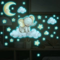 Leuchtende Wandaufkleber mit Cartoon-Elefant auf einer Wolke unter dem Mond für Kinderzimmer - Blaues Leuchten (MG-YP004)
