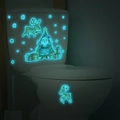 Adesivi natalizi fluorescenti per WC con Babbo Natale, renne e regali al buio completo - 24x24cm / Blu