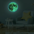 Detaillierte Makroansicht des leuchtenden Mond-Wandaufklebers mit Kraterstruktur im Dunkeln - 30*30cm / Blau