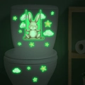 Leuchtender Hase auf Schaukel Aufkleber glühend grün auf Toilette im Dunkeln - Grünes Leuchten / 20x30cm