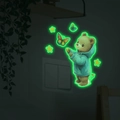 Adhesivo de pared luminoso con oso y mariposa sobre un interruptor de luz blanco - Verde / 12*17cm