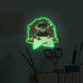 Nahaufnahme eines fluoreszierenden 3D-Maus-Wandtattoos mit schreibender Cartoon-Maus - Grünes Leuchten (MG-YP089)