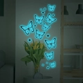 Dettaglio di adesivi murali con farfalle e stelle luminose con effetto blu al buio - Blu Fluorescente