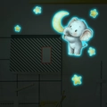 Leuchtender Wandaufkleber mit blauem Elefant, Mond und leuchtenden Sternen im Dunkeln - Blau