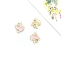 Pendentif oiseau colombe en émail rose avec dos doré et détails de fleurs douces - Style Oiseau Rose Émaillé (15781)