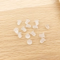 Fermoirs de boucles d'oreilles en silicone translucide sur fond bois clair - Fermoirs de boucles d'oreilles / Transparent