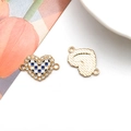 Ciondolo a cuore a scacchi blu e bianco con strass scintillanti e base in metallo oro - Stile Cuore (16538) / 21x14mm