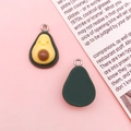 DIY Avocado Harzanhänger mit süßem Smiley und silbernem Metallring für Bastelarbeiten - Grüne Avocado (17063)