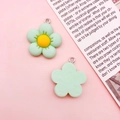 Bastelanhänger hellgrüne Blume aus Harz mit gelber Mitte und Silberring für DIY-Schmuck - Grüne Blumenform (17101)
