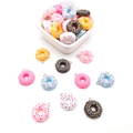 Gekleurde hars donut hangers met metalen ringen in een witte hartvormige schaal voor DIY - Donut Stijl (16450) / Set van 10 (18x21mm) / Kleurrijk