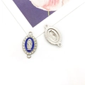 Blauwe ovalen Maagd Maria hanger met zilveren reliëf en strass-steentjes voor DIY sieraden - Tweegaats Connector (15324)
