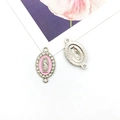 Ovale Maria hanger met roze emaille en strassteentjes in zilverkleur - Tweegaats Connector (15328)