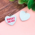Ciondolo a cuore blu in resina con scritta Sweet Heart e gancio in metallo - 19x19mm / Cuore con Lettera Blu (16424)