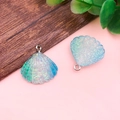 Ciondolo a conchiglia in resina sfumata blu-verde con glitter e anello in argento - 20x22mm / Conchiglia in Resina Blu Lago (17048)
