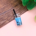 Ciondolo carino in resina bubble tea blu con liquido e perle per fai da te e portachiavi - 10x27mm / Tazza di Tè al Latte Blu (17235)