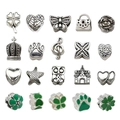 Detalle de 20 dijes de aleación de plata con diseños de trébol y corazón para DIY - Serie Verde (HK798)