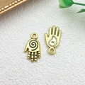 Paar vintage gouden Hamsa hand charms met spiraal en ster patronen voor DIY sieraden - Golvende Hand (11107) / 18x10mm