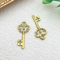 Paar vintage gouden sleutelhangers van legering met verfijnd kruisvormig opengewerkt - Sleutel (11377) / 10.2x22.7mm