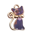 Joli pendentif chat de dessin animé en émail violet et orange avec cadre doré - Chat bicolore violet et orange (19115) / 1 Pièce (21x13mm)