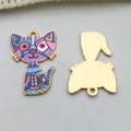 Pendentif chat coloré pour bijoux DIY avec dos doré et finition en émail brillant - Chat Géométrique Coloré (19134)