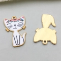 Pendentif chat DIY avec finition émail blanc et couronne florale rose en métal doré - Chat à la Couronne Blanc (19135)
