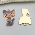 Pendentif chat en alliage avec émail géométrique coloré et dos en métal doré - Chat Coloré Artistique (19137)