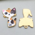 Pendentif chat debout en alliage émaillé blanc orange noir avec finition dorée pour bijoux DIY - Chat Calicot (19138)