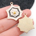 Pendentif toile d'araignée d'Halloween avec émail noir et blanc et breloque araignée - 22x25mm / Toile d'Araignée Hexagonale Blanche (11068)