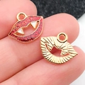Pendentifs lèvres de vampire Halloween avec paillettes rouges et finition dorée - 13.5x11mm / Bouche Lèvres Dents (12345)