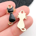 Détail d'un pendentif chat en émail noir avec dos doré pour la création de bijoux DIY - 11x22mm / Chat de Dos Émaillé Noir (9928)