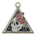 Dreieckiger Emaille-Anhänger mit weißem Totenkopf und roter Rose für Halloween - Dreieck Totenkopf Stil (19395)