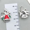 Pendentif cloche de Noël en alliage avec émail rouge et mesures de taille incluses - Style Cloche de Noël (14315) / Rouge