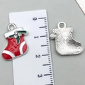 Pendentif chaussette de Noël en alliage avec émail rouge, feuilles de houx et strass - Forme de Chaussette (19643) / Rouge