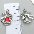 Pendentif cloche de Noël en argent avec émail rouge et houx montré à côté d'une règle - Forme de Cloche (19644) / Rouge