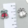 Pendentifs cloches de Noël en alliage émaillé rouge et vert pour la création de bijoux - Forme de Double Cloche (19652) / Rouge