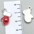 Pendentif moufle de Noël en émail rouge avec flocon argenté, taille 25mm affichée sur règle - Forme de Gant (19654) / Rouge