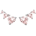 Dettaglio di orecchini a cuore con zirconi rosa e montatura in argento a tre pietre scalate - Orecchini Zirconia Rosa Platino