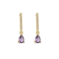 Detalle de pendientes colgantes bañados en oro de 18K con circonitas blancas y púrpuras - Púrpura