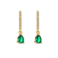 Detalle macro de pendientes chapados en oro de 18K con colgantes de circón verde - Verde