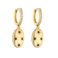 Détail de boucles d'oreilles dorées avec micro-pavage et étoiles gravées sur les pendentifs - Pendentif Ovale en Strass Noir