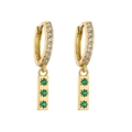 Vue détaillée de boucles d'oreilles dorées avec zircon vert et cristaux micro-pave - Pendentif Barre en Strass Vert