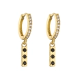 Détail de boucles d'oreilles dorées avec zircone et trois pierres noires serties d'étoiles - Pendentif Barre en Strass Noir