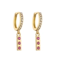 Vue macro de boucles d'oreilles huggies dorées avec zircons et pierres roses en étoile - Pendentif Barre en Strass Rose Rouge